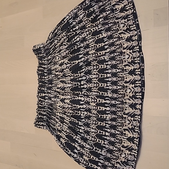 LIKE NEW H&M Abstract Patterned Mini Skirt with Pockets - Picture 7 of 12